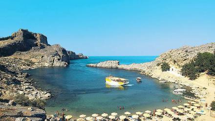 Kuschelig. Am Strand Agios Pavlos bei Lindos auf Rhodos wurde nie über Besuchermangel geklagt.