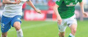 Gut gelaufen. Für die Hoffenheimer um Robert Firmino (links, daneben Werders Aleksandar Ignjovski) sah es in Bremen lange nach einer Niederlage aus, am Ende aber nahmen die Gäste doch noch einen Punkt mit. Foto: dpa