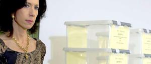 Komplex verfahren: Andrea Titz, Sprecherin des Oberlandesgerichts München, steht neben den transparenten Plastikkisten, in denen zuvor die Loszettel für die Vergabe der Pressearbeitsplätze im sogenannten NSU-Prozess enthalten waren. Die Vergabe wurde zuvor unter notarieller Aufsicht per Losverfahren ermittelt.