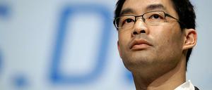 FDP-Chef Philipp Rösler fordert seine Partei auf, ihm in Sachen Mindestlohn zu folgen.