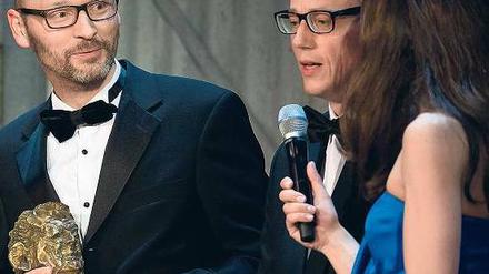 Das war’s. Steffen Klusmann (li.) und Stefan Weigel von der kürzlich eingestellten „Financial Times Deutschland“ bekommen einen Henri-Nannen-Preis. Foto: dpa