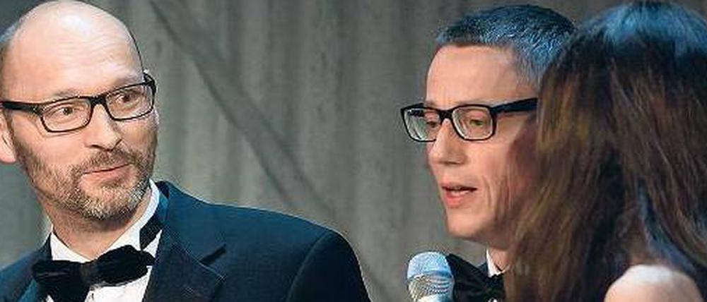 Das war’s. Steffen Klusmann (li.) und Stefan Weigel von der kürzlich eingestellten „Financial Times Deutschland“ bekommen einen Henri-Nannen-Preis. Foto: dpa