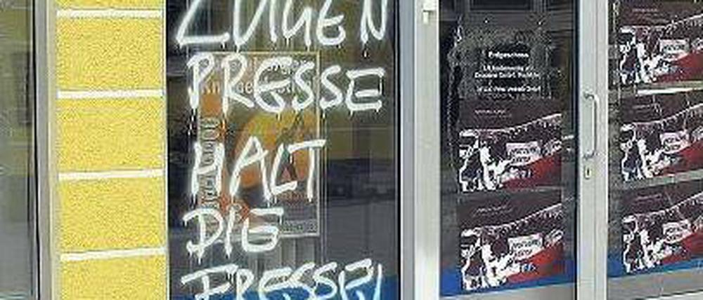 Gespenstisch. Das mit rechten Parolen beschmierte Redaktionsgebäude der „Lausitzer Rundschau“ in der brandenburgischen Kleinstadt Spremberg. Foto: dpa