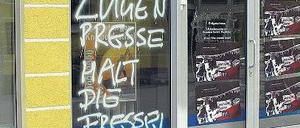 Gespenstisch. Das mit rechten Parolen beschmierte Redaktionsgebäude der „Lausitzer Rundschau“ in der brandenburgischen Kleinstadt Spremberg. Foto: dpa