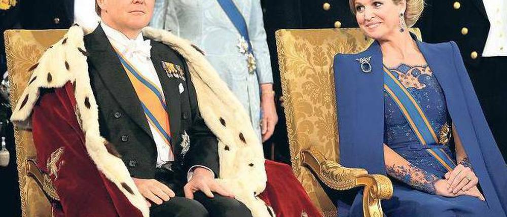 Würdiger Herrscher. Willem-Alexander unter den Blicken seiner Untertanen – und seiner Frau Máxima. Foto: Reuters (1), dpa (3)