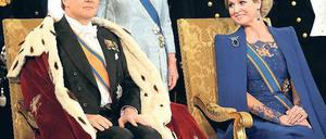 Würdiger Herrscher. Willem-Alexander unter den Blicken seiner Untertanen – und seiner Frau Máxima. Foto: Reuters (1), dpa (3)