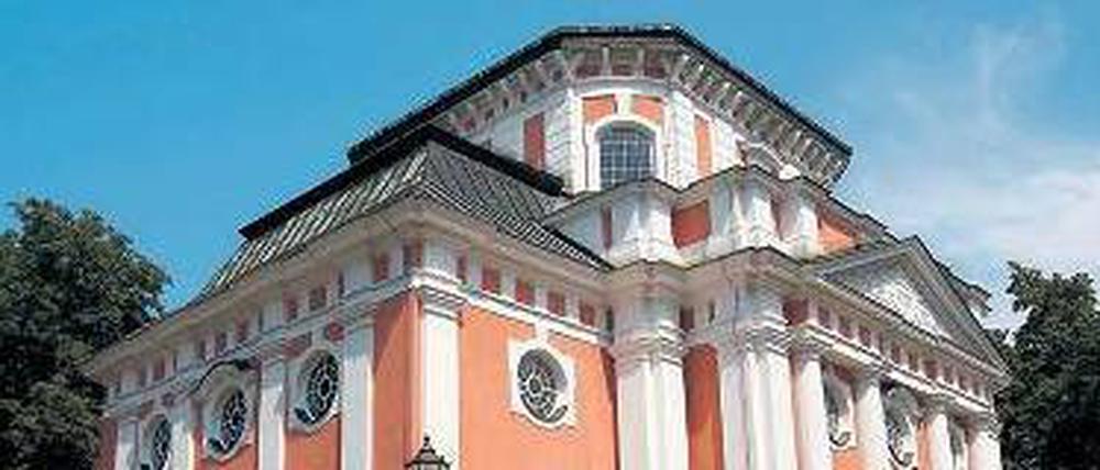 Im Schlosspark von Buch steht die 1736 gebaute Kirche - noch ohne Turm.