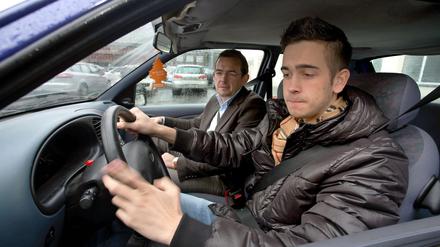 Mit 17 dürfen Jugendliche bundesweit bereits hinter das Steuer - sofern eine Begleitperson mit ihnen fährt. Der Vorstoß, ihnen das bereits ab 16 zu erlauben, fiel bei den Verkehrsministern aber durch. 