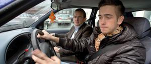 Mit 17 dürfen Jugendliche bundesweit bereits hinter das Steuer - sofern eine Begleitperson mit ihnen fährt. Der Vorstoß, ihnen das bereits ab 16 zu erlauben, fiel bei den Verkehrsministern aber durch.