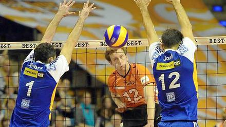 Konstante Qualität. Paul Carroll (Mitte) und die BR Volleys zeigen in der Finalserie gegen Friedrichshafen kaum Schwächen.
