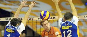 Konstante Qualität. Paul Carroll (Mitte) und die BR Volleys zeigen in der Finalserie gegen Friedrichshafen kaum Schwächen.