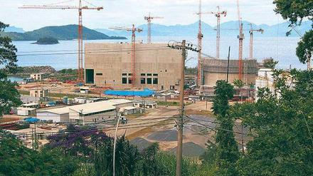 Wie Fukushima am Ozean: Südlich von Rio entsteht der Reaktor Angra III – auf dem Stand der Technik der 1980er Jahre. Der in den Nachbar-Kraftwerken angefallene Atommüll lagert auf diesem Gelände.