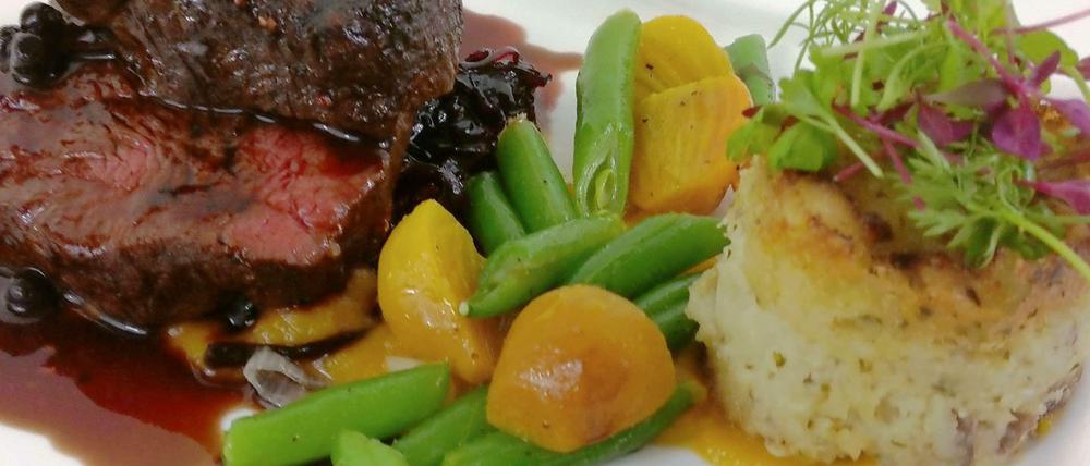 Die Köche des Gourmet-Preises bereiten gemeinsam ein Menü vor.