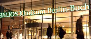 Der Eingangsbereich des Helios-Klinikums in Berlin Buch, aufgenommen am 21.12.2010. Nach sexuellen Übergriffen auf Jungen der Kinderintensivstation der Helios-Klinik in Berlin-Buch beginnt am 19. April der Prozess gegen einen damaligen Pfleger. Das Berliner Landgericht verhandelt wegen sexuellen Missbrauchs von drei kranken und wehrlosen Kindern, die zwischen Juni und November 2010 medizinisch behandelt wurden.