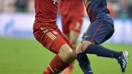 Offensiv gestoppt: Arjen Robben stellt sich Barcas Verteidiger Bartra in den Weg.