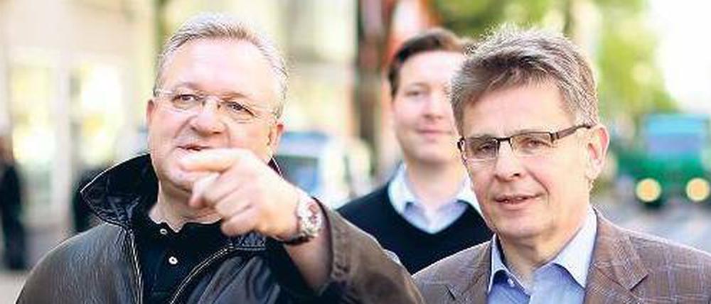 Das erste Mal. Innensenator Frank Henkel (CDU) und Polizeipräsident Klaus Kandt (r.) hatten den 1. Mai erstmals gemeinsam zu bestehen; für Kandt war es auch das erste Mal im neuen Amt als Polizeichef. Bis zum frühen Abend blieb es friedlich.