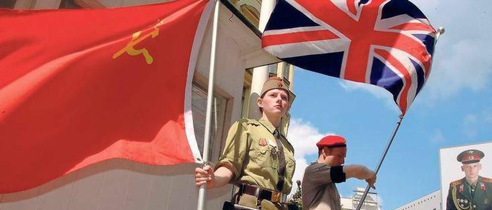 Mit Folklore wird am Checkpoint Charlie an die Alliierten erinnert.