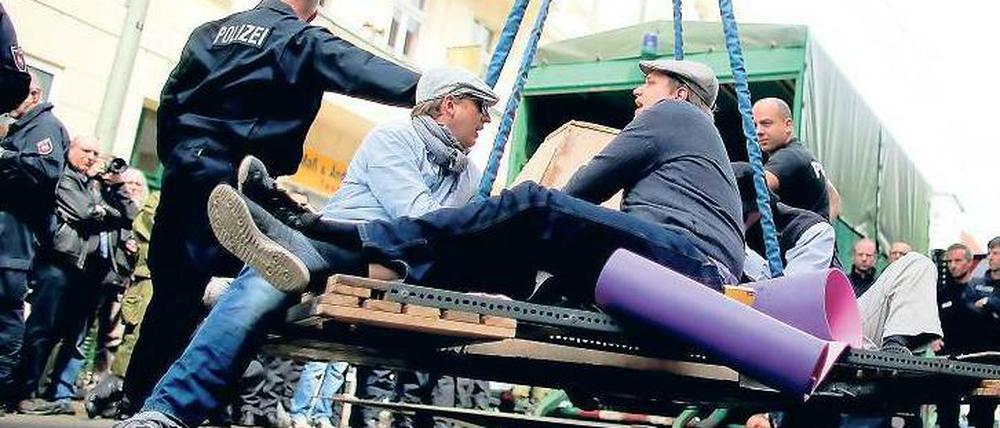 Schwere Technik. Polizisten räumen mittels Kran vier Männer von der Straße, die sich an einer Betonpyramide angekettet hatten. Wenigstens diese zeitweilige Blockade gelang den Nazigegnern. 