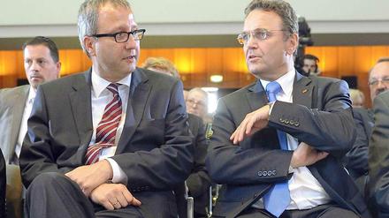 Bundesinnenminister Hans-Peter Friedrich (r) und der Präsident des Bundesverfassungsgerichts, Andreas Voßkuhle, bei den Karlsruher Verfassungsgesprächen im Mai 2012. Mit dem angeregten Austausch ist es erst einmal vorbei. Bundesinnenminister Hans-Peter Friedrich hat den Richter scharf kritisiert.