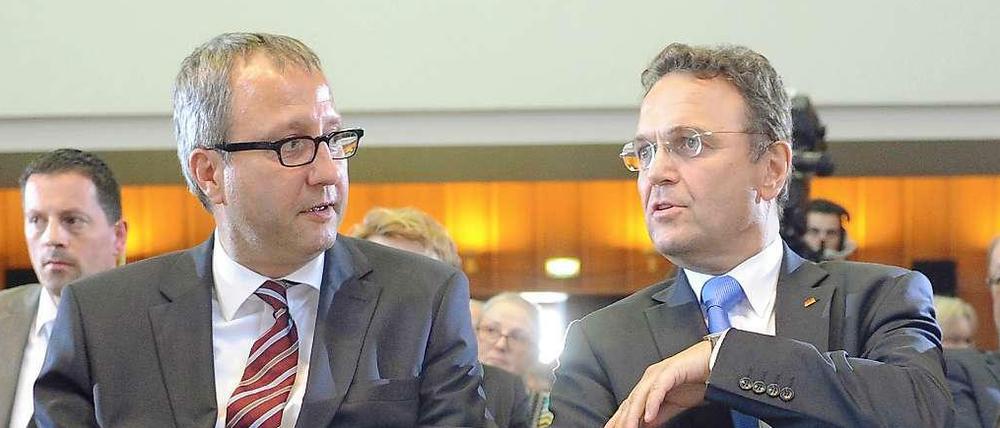 Bundesinnenminister Hans-Peter Friedrich (r) und der Präsident des Bundesverfassungsgerichts, Andreas Voßkuhle, bei den Karlsruher Verfassungsgesprächen im Mai 2012. Mit dem angeregten Austausch ist es erst einmal vorbei. Bundesinnenminister Hans-Peter Friedrich hat den Richter scharf kritisiert.