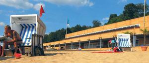 Sonne satt. Das Strandbad Wannsee ist seit Karfreitag offen. Für die restlichen Naturbäder beginnt die Saison am 1. Mai, bei den Sommerbädern wohl erst später.