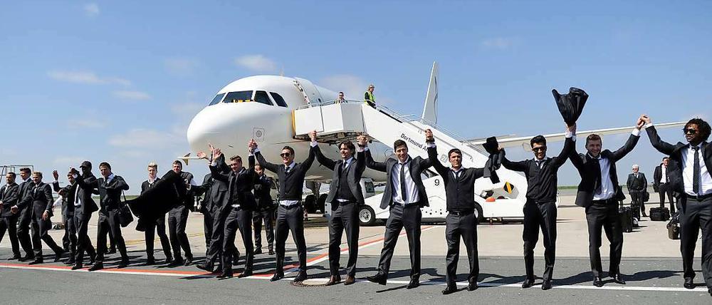 Am Mittwoch bedanken sich die Spieler der Borussia nach der Landung in Dortmund bei den Fans, die ihretwegen zum Flughafen gekommen waren. 