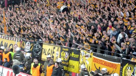 Dynamofans in ihrem Block im Stadion an der Alten Försterei.