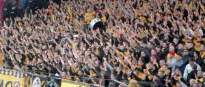 Dynamofans in ihrem Block im Stadion an der Alten Försterei.