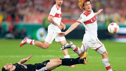 Basta-Politik auf Japanisch. Gotoku Sakai lässt Freiburgs Mensur Mujdza links liegen und zieht mit dem VfB Stuttgart ins Pokalfinale ein. Foto: Reuters