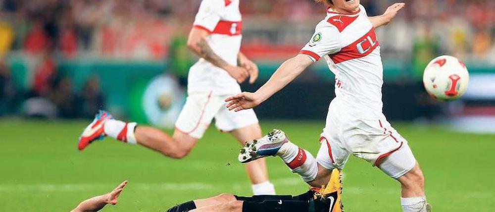 Basta-Politik auf Japanisch. Gotoku Sakai lässt Freiburgs Mensur Mujdza links liegen und zieht mit dem VfB Stuttgart ins Pokalfinale ein. Foto: Reuters