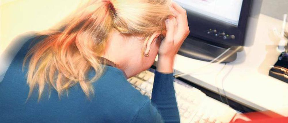 Am Ende. Oft lautet die Diganiose „Burn-Out“, wenn jemand nicht mehr kann. Krankenkassen meinen, dies sei zu undifferenziert. In der Grafik ist dargestellt, für wie viele Krankentage 100 Beschäftigte zusammen im Jahr fehlen. Foto: dpa
