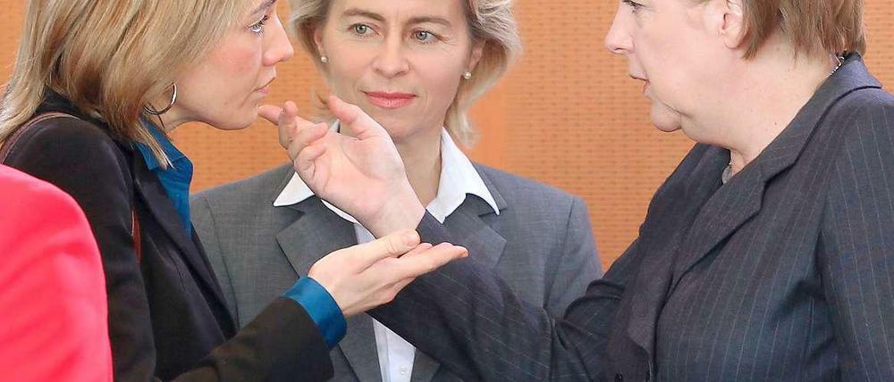 Nicht immer einer Meinung: In Sachen Frauenquote will die CDU sich erst bis 2020 auf eine feste Quote in Aufsichtsräten festlegen. Im Bild: Kristina Schröder, Ursula von der Leyen und Kanzlerin Angela Merkel.