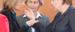 Nicht immer einer Meinung: In Sachen Frauenquote will die CDU sich erst bis 2020 auf eine feste Quote in Aufsichtsräten festlegen. Im Bild: Kristina Schröder, Ursula von der Leyen und Kanzlerin Angela Merkel.