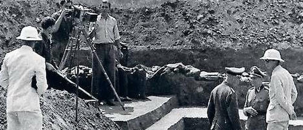 Die SS war dabei. Grabung in Solonje (Ukraine) 1943. Bei Grabungen wurden auch KZ-Häftlinge eingesetzt.