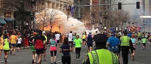 Nach vier Stunden steuern viele Amateure auf das Ziel zu. Dann explodieren die Bomben beim Boston-Marathon.