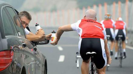 Damals arbeiteten sie noch Hand in Hand: Holczer (l.) und Schumacher 2008 in Peking.