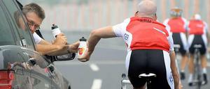 Damals arbeiteten sie noch Hand in Hand: Holczer (l.) und Schumacher 2008 in Peking.