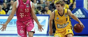 Berlins Heiko Schaffartzik (rechts) im Zweikampf gegen Bonns Jared Jordan.