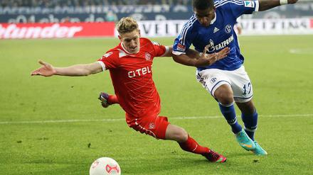 Hertha ist an Düsseldorfs Johannes van den Bergh (links) interessiert.