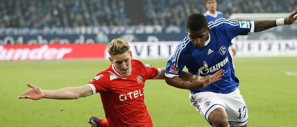 Hertha ist an Düsseldorfs Johannes van den Bergh (links) interessiert.
