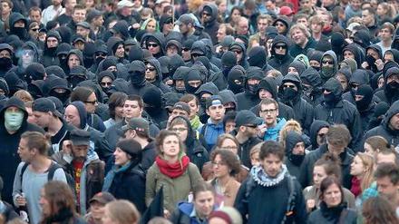 Schwarze Schafe. Ungewöhnlich harmlos präsentierten sich die Autonomen während der „18-Uhr-Demo“ von Kreuzberg nach Mitte. Anders als in den Vorjahren schafften sie es nicht, den Protest mit Gewalt für sich einzunehmen. Foto: dpa