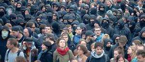 Schwarze Schafe. Ungewöhnlich harmlos präsentierten sich die Autonomen während der „18-Uhr-Demo“ von Kreuzberg nach Mitte. Anders als in den Vorjahren schafften sie es nicht, den Protest mit Gewalt für sich einzunehmen. Foto: dpa