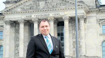 POLITISCH ENGAGIERT. Christian Habl vor dem Bundestag. Der Behindertenbeauftragte der Bundesregierung habe nicht auf seine Schreiben geantwortet, sagt er.