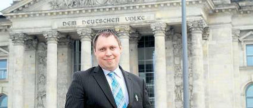 POLITISCH ENGAGIERT. Christian Habl vor dem Bundestag. Der Behindertenbeauftragte der Bundesregierung habe nicht auf seine Schreiben geantwortet, sagt er.