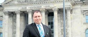 POLITISCH ENGAGIERT. Christian Habl vor dem Bundestag. Der Behindertenbeauftragte der Bundesregierung habe nicht auf seine Schreiben geantwortet, sagt er.