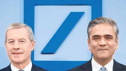 Gut lachen haben die Vorstandschefs Fitschen (li.) und Jain. Der Gewinn legte zu. Foto: dpa