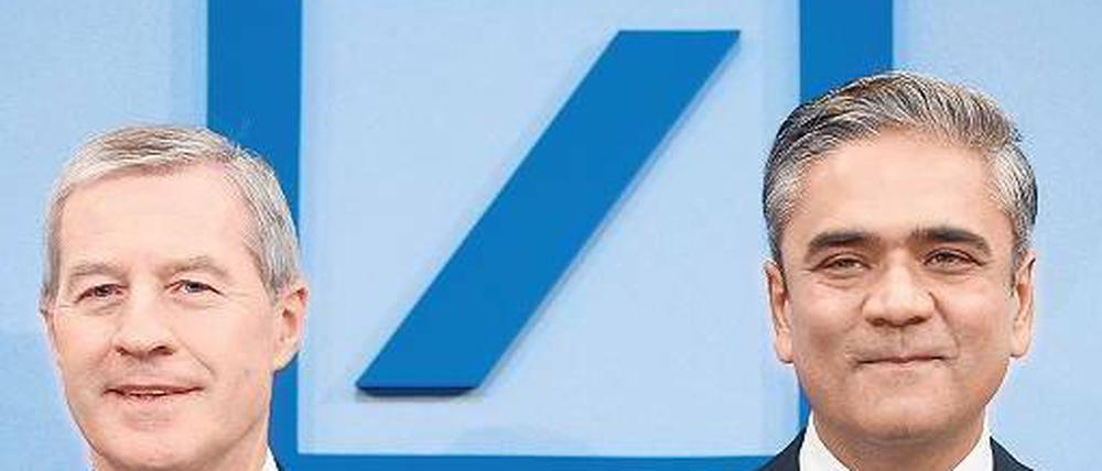 Gut lachen haben die Vorstandschefs Fitschen (li.) und Jain. Der Gewinn legte zu. Foto: dpa