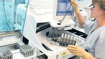 Das Erbgut im Blick. Das Blut von Schwangeren wird regelmäßig untersucht. Darin sind auch DNS-Schnipsel des ungeborenen Kindes enthalten. Mit zusätzlichen Analysen lässt sich neuerdings feststellen, ob das Kind etwa eine Chromosomenstörung hat. 