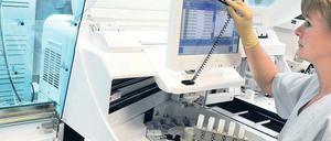 Das Erbgut im Blick. Das Blut von Schwangeren wird regelmäßig untersucht. Darin sind auch DNS-Schnipsel des ungeborenen Kindes enthalten. Mit zusätzlichen Analysen lässt sich neuerdings feststellen, ob das Kind etwa eine Chromosomenstörung hat.