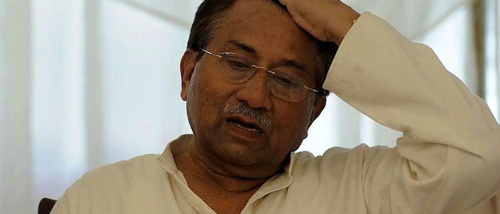 Pakistans Ex-Machthaber Musharraf floh vor laufenden Kameras aus dem Gericht in Islamabad.